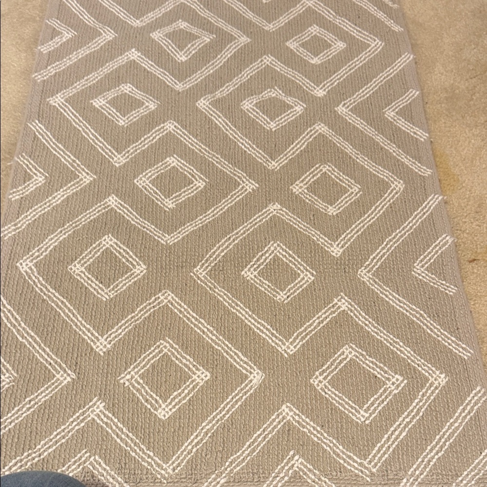 Geometric Patterned Gray and White Rug - Picture 7 of 7